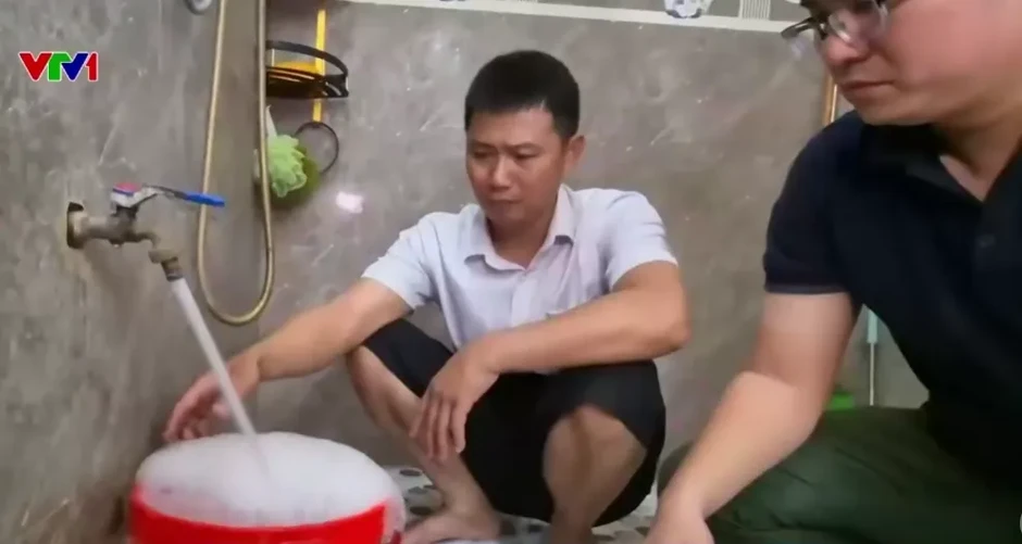 Nước sinh hoạt sủi bọt bất thường, nhiều người dân Thanh Hóa nơm nớp lo lắng Nước sinh hoạt sủi bọt bất thường, nhiều người dân Thanh Hóa nơm nớp lo lắng