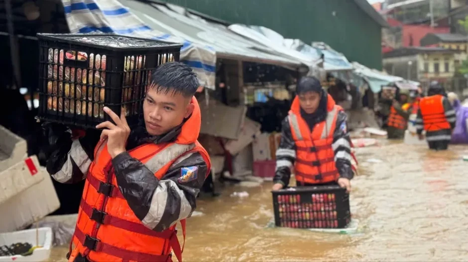 Nước sông Kỳ Cùng dâng cao, hơn 800 tiểu thương chạy hàng hóa