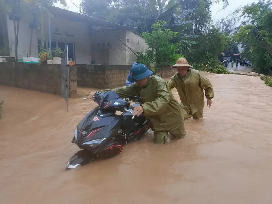 Nước sông Kỳ Cùng dâng cao, hơn 800 tiểu thương chạy hàng hóa