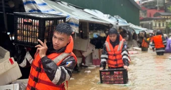 Nước sông Kỳ Cùng dâng cao, hơn 800 tiểu thương chạy hàng hóa