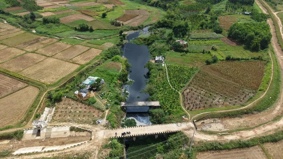 Nước thải cụm công nghiệp gây ô nhiễm kênh chìm Sơn Tịnh Nước thải cụm công nghiệp gây ô nhiễm kênh chìm Sơn Tịnh