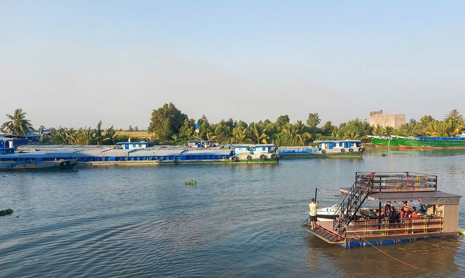Nước xuống thấp, nhiều sà lan trăm tấn ở miền Tây mắc cạn Nước xuống thấp, nhiều sà lan trăm tấn ở miền Tây mắc cạn