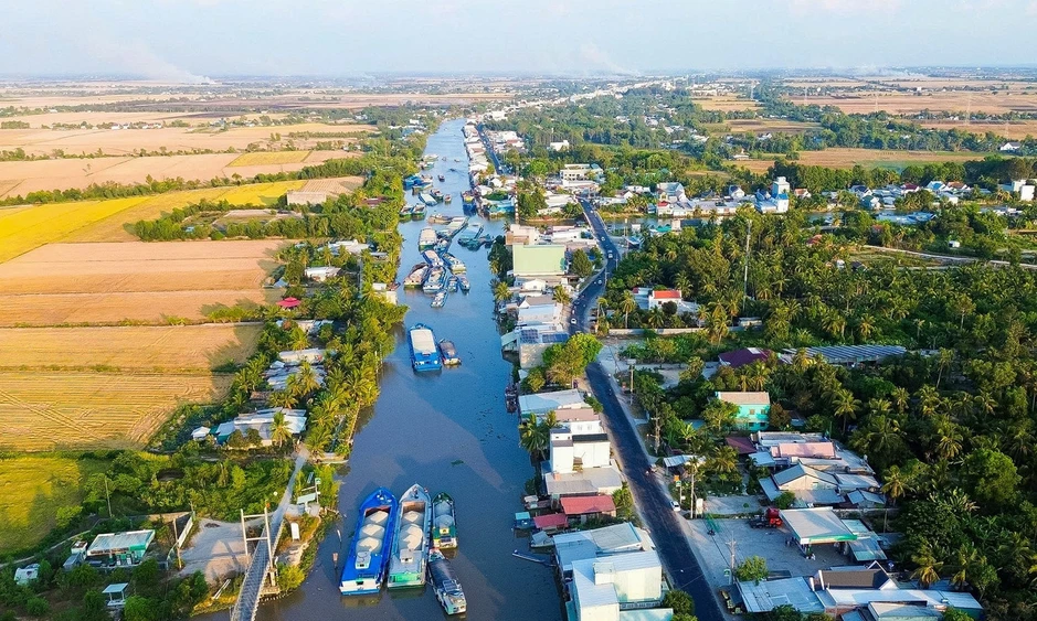 Nước xuống thấp, nhiều sà lan trăm tấn ở miền Tây mắc cạn Nước xuống thấp, nhiều sà lan trăm tấn ở miền Tây mắc cạn