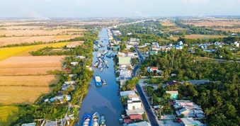 Nước xuống thấp, nhiều sà lan trăm tấn ở miền Tây mắc cạn