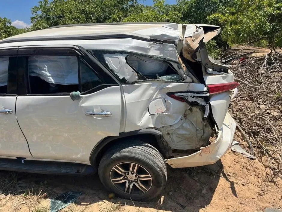 Ô tô 7 chỗ băng qua đường sắt bị tàu hàng tông, 3 người bị thương Ô tô 7 chỗ băng qua đường sắt bị tàu hàng tông, 3 người bị thương
