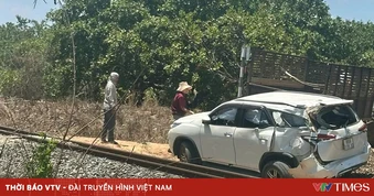 Ô tô 7 chỗ băng qua đường sắt bị tàu hàng tông, 3 người bị thương
