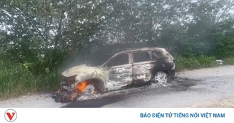 Ô tô 7 chỗ cháy trơ khung khi dừng bên đường gần cầu Thanh Trì, Hà Nội