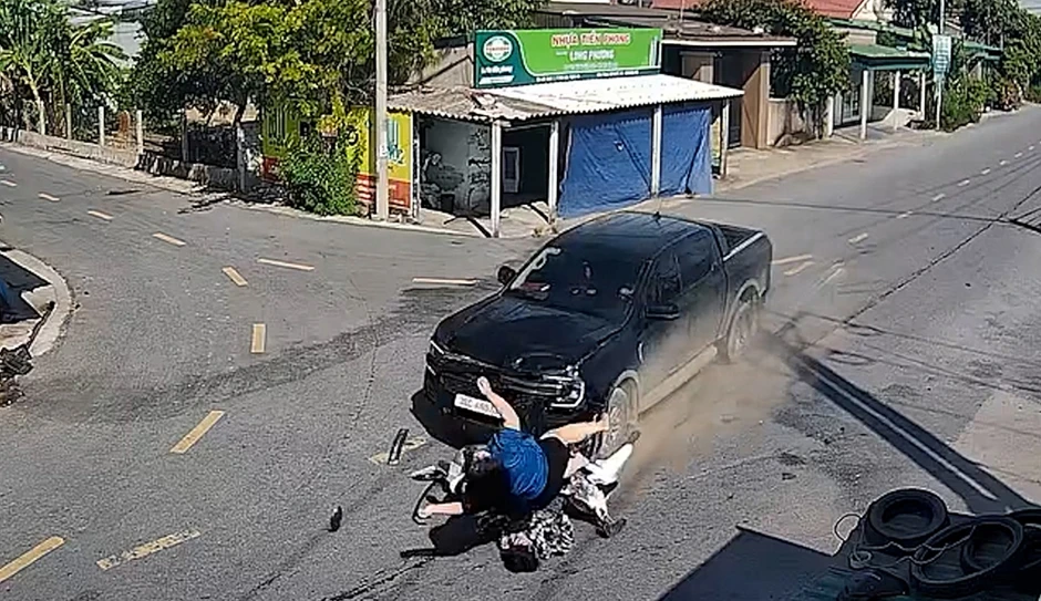 Ô tô bán tải tông văng xe máy tại ngã tư ở Nghệ An, hai người bị thương nặng Ô tô bán tải tông văng xe máy tại ngã tư ở Nghệ An, hai người bị thương nặng