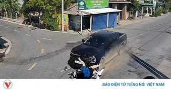 Ô tô bán tải tông văng xe máy tại ngã tư ở Nghệ An, hai người bị thương nặng