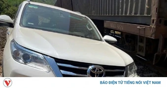 Ô tô băng qua đường sắt bị tàu hàng tông, 3 người bị thương