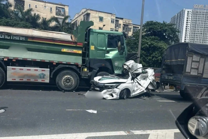 Ô tô bị "vò nát" sau tai nạn liên hoàn, tài xế thoát chết Ô tô bị "vò nát" sau tai nạn liên hoàn, tài xế thoát chết