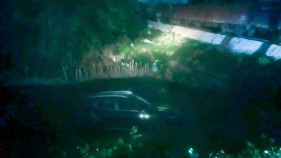 Ô tô bị tàu hàng húc văng xuống mương khi băng qua đường ngang dân sinh ở Hà Nội Ô tô bị tàu hàng húc văng xuống mương khi băng qua đường ngang dân sinh ở Hà Nội