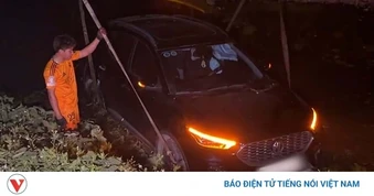 Ô tô bị tàu hàng húc văng xuống mương khi băng qua đường ngang dân sinh ở Hà Nội