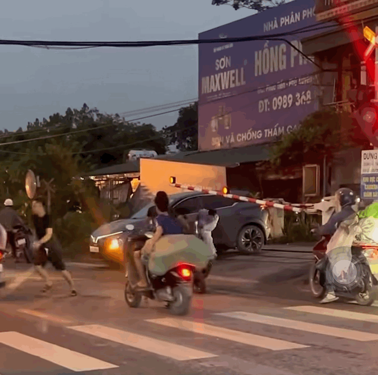 Ô tô bị tàu hoả tông, nam tài xế bung cửa chạy thoát nạn trong gang tấc Ô tô bị tàu hoả tông, nam tài xế bung cửa chạy thoát nạn trong gang tấc