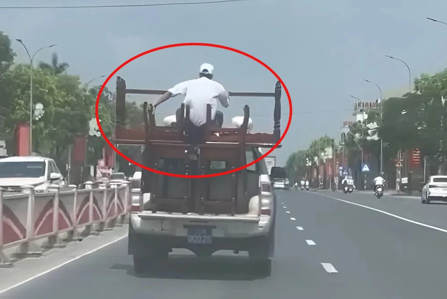 Ô tô biển xanh chở người ngồi "vắt vẻo" sau thùng xe giữ bàn ghế bị người dân phản ánh: Hé lộ cái kết Ô tô biển xanh chở người ngồi "vắt vẻo" sau thùng xe giữ bàn ghế bị người dân phản ánh: Hé lộ cái kết