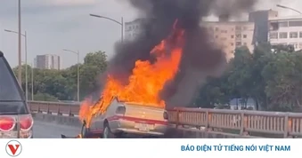 Ô tô bốc cháy dữ dội ở Vành đai 3 trên cao, giao thông ùn ứ