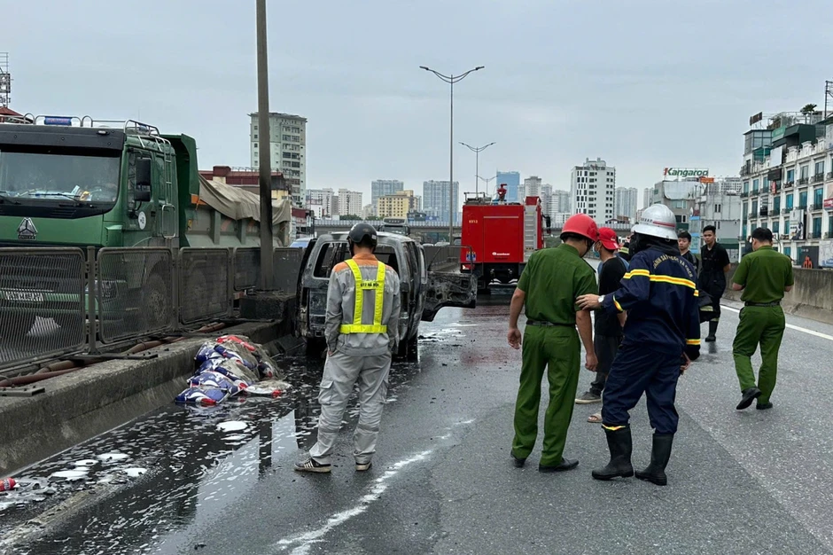 Ô tô bốc cháy ngùn ngụt trên đường Vành đai 3 Hà Nội
