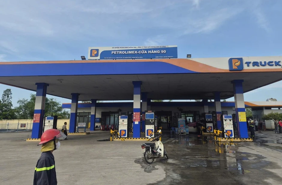 Ô tô bốc cháy ở cây xăng, hai người tử vong Ô tô bốc cháy ở cây xăng, hai người tử vong