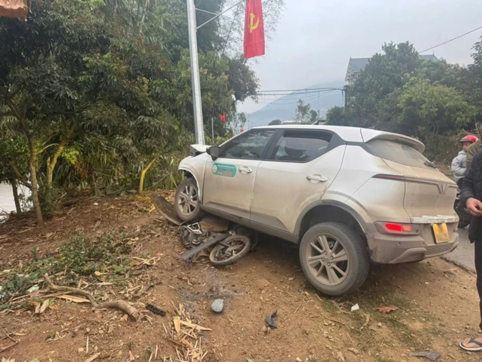 Ô tô chạy lấn làn tông thầy hiệu trưởng đi xe máy tử vong Ô tô chạy lấn làn tông thầy hiệu trưởng đi xe máy tử vong