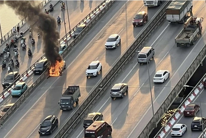 Ô tô cháy ngùn ngụt trên đường Vành đai 3 vào giờ cao điểm ngày đi làm cuối cùng trước nghỉ lễ Ô tô cháy ngùn ngụt trên đường Vành đai 3 vào giờ cao điểm ngày đi làm cuối cùng trước nghỉ lễ