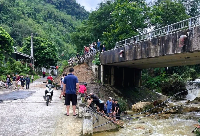 Ô tô chở dầu mất phanh tông vào lan can cầu, tài xế văng xuống suối tử vong Ô tô chở dầu mất phanh tông vào lan can cầu, tài xế văng xuống suối tử vong