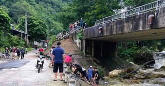 Ô tô chở dầu mất phanh tông vào lan can cầu, tài xế văng xuống suối tử vong