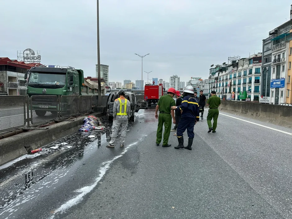 Ô tô chở vật liệu xây dựng bốc cháy trên đường Vành đai 3