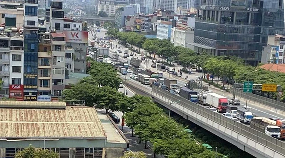 Ô tô con bẹp dúm sau tai nạn liên hoàn trên Vành đai 3, tài xế may mắn thoát chết Ô tô con bẹp dúm sau tai nạn liên hoàn trên Vành đai 3, tài xế may mắn thoát chết