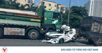 Ô tô con bẹp dúm sau tai nạn liên hoàn trên Vành đai 3, tài xế may mắn thoát chết