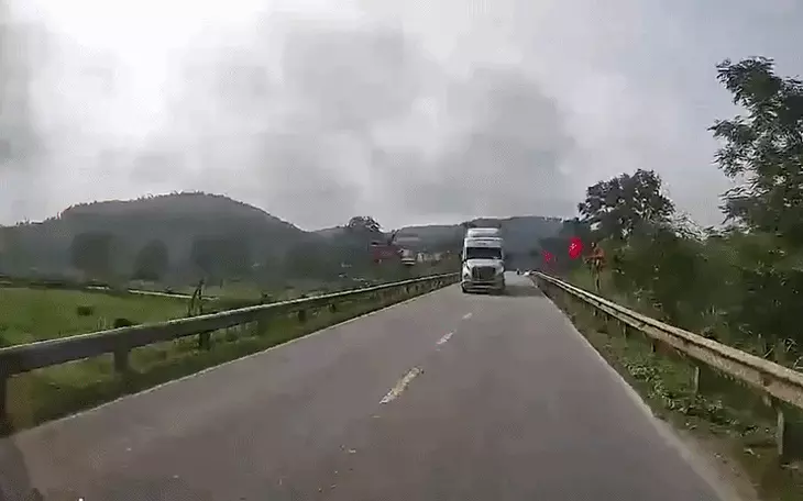 Ô tô con bẹp dúm trên cao tốc, cảnh sát cứu một người mắc kẹt Ô tô con bẹp dúm trên cao tốc, cảnh sát cứu một người mắc kẹt