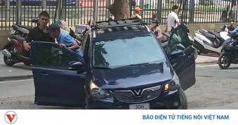 Ô tô con bị “nuốt chửng” bánh trước giữa phố Quán Sứ, giao thông ùn tắc cục bộ
