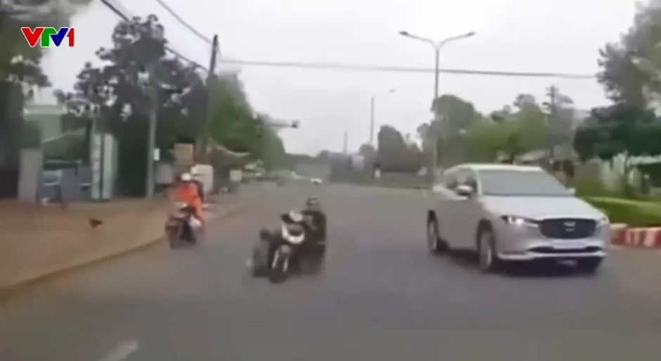 Ô tô con lao nhanh, đâm ngã người đi xe máy rồi bỏ đi Ô tô con lao nhanh, đâm ngã người đi xe máy rồi bỏ đi