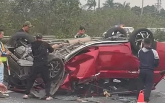 Ô tô con lật úp, biến dạng sau va chạm với xe đầu kéo trên cao tốc