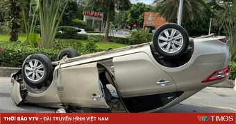 Ô tô con nổ lốp, lật ngửa giữa đường ở Hà Nội