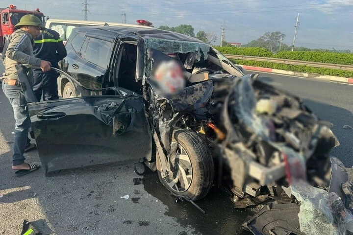 Ô tô con nổ lốp, lật ngửa trên phố Hà Nội Ô tô con nổ lốp, lật ngửa trên phố Hà Nội