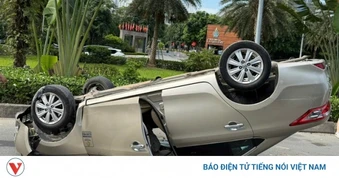 Ô tô con nổ lốp, lật ngửa trên phố Hà Nội