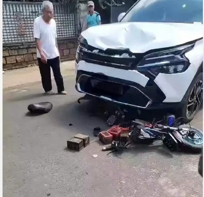 Ô tô con tông xe đạp điện ở Đắk Lắk, 1 học sinh tử vong Ô tô con tông xe đạp điện ở Đắk Lắk, 1 học sinh tử vong