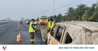 Ô tô đang chạy trên cao tốc bỗng dưng bốc cháy, 3 người thoát chết