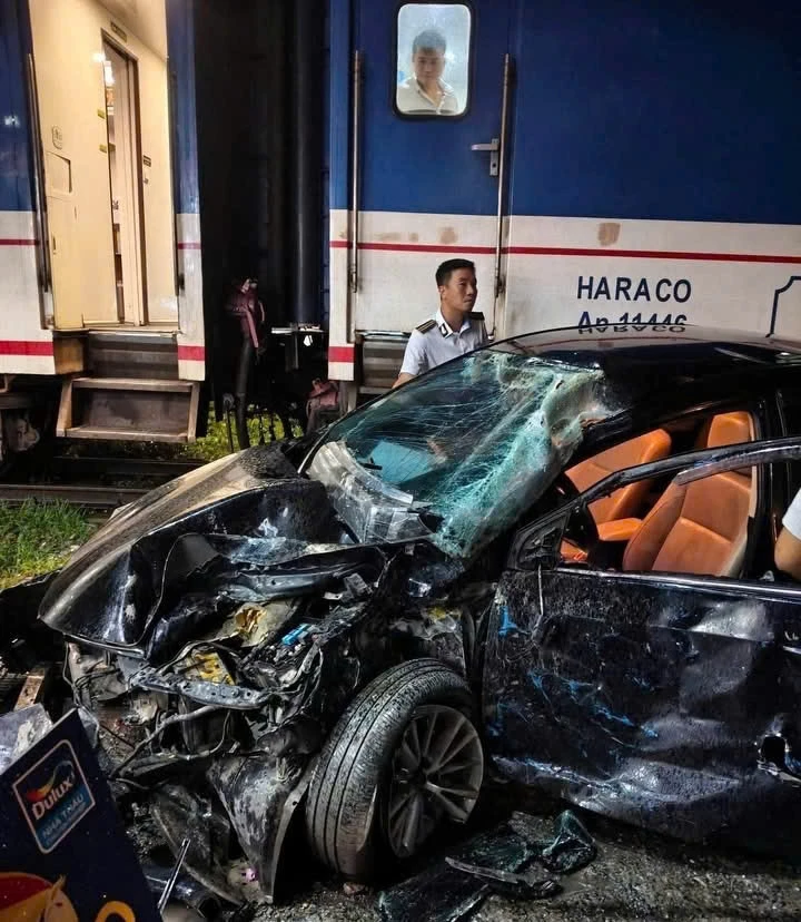 Ô tô dừng sát đường ray bị tàu hỏa tông vỡ nát ở Ngọc Hồi, Hà Nội Ô tô dừng sát đường ray bị tàu hỏa tông vỡ nát ở Ngọc Hồi, Hà Nội