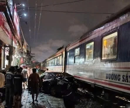 Ô tô dừng sát đường ray bị tàu hỏa tông vỡ nát ở Ngọc Hồi, Hà Nội Ô tô dừng sát đường ray bị tàu hỏa tông vỡ nát ở Ngọc Hồi, Hà Nội