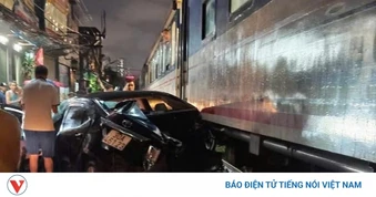 Ô tô dừng sát đường ray bị tàu hỏa tông vỡ nát ở Ngọc Hồi, Hà Nội