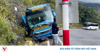 Ô tô khách tông vào vách núi trên đèo Khánh Lê, hành khách hoảng loạn