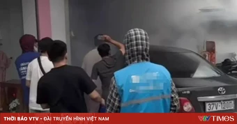 Ô tô lao vào ki-ốt rồi bốc cháy, người dân đập kính cứu tài xế