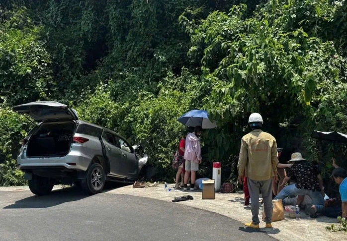 Ô tô lao xuống mương đèo Hòn Bà, 6 người gặp nạn Ô tô lao xuống mương đèo Hòn Bà, 6 người gặp nạn