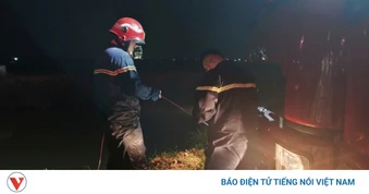 Ô tô lật xuống mương lúc nửa đêm, tài xế được cứu kịp thời