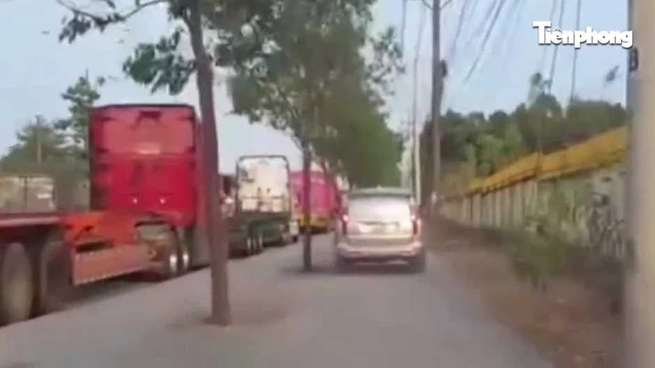 Ô tô leo vỉa hè né kẹt xe, tài xế bị phạt nặng Ô tô leo vỉa hè né kẹt xe, tài xế bị phạt nặng