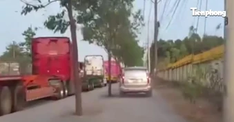 Ô tô leo vỉa hè né kẹt xe, tài xế bị phạt nặng