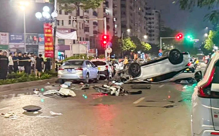 Ô tô Lexus lật ngửa sau khi tông liên hoàn 5 xe lúc nửa đêm, 2 người nhập viện Ô tô Lexus lật ngửa sau khi tông liên hoàn 5 xe lúc nửa đêm, 2 người nhập viện