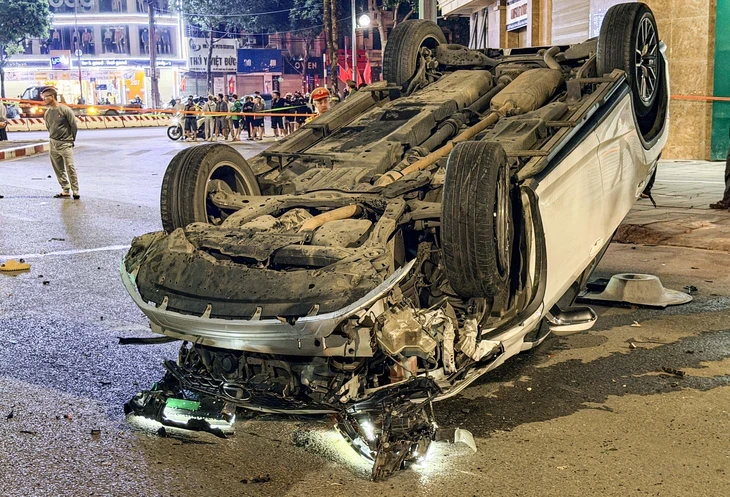 Ô tô Lexus lật ngửa sau khi tông liên hoàn 5 xe lúc nửa đêm, 2 người nhập viện Ô tô Lexus lật ngửa sau khi tông liên hoàn 5 xe lúc nửa đêm, 2 người nhập viện