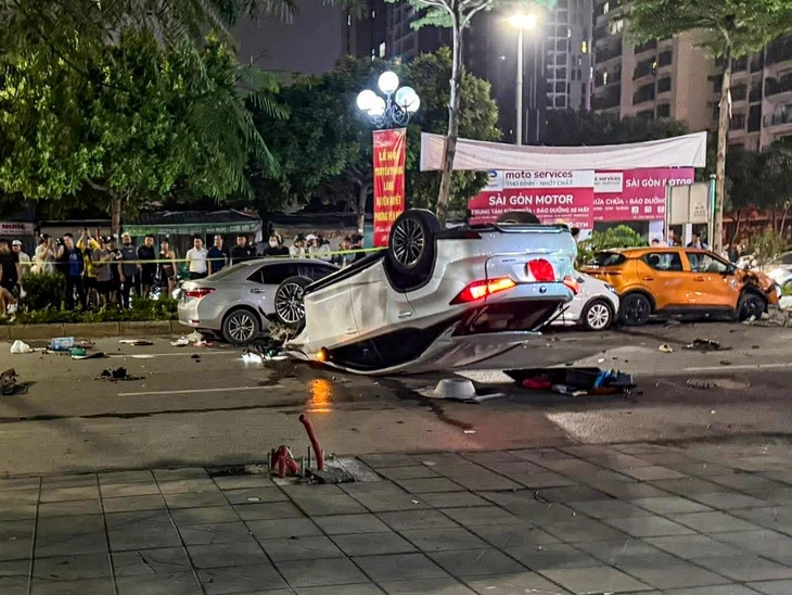 Ô tô Lexus lật ngửa sau khi tông liên hoàn 5 xe lúc nửa đêm, 2 người nhập viện Ô tô Lexus lật ngửa sau khi tông liên hoàn 5 xe lúc nửa đêm, 2 người nhập viện